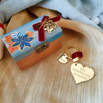 Ξύλινο μπαουλάκι με μπρελόκ - New year's hearts - woodncraft.gr